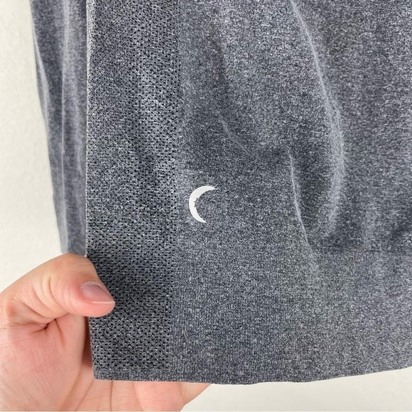 ZYIA Active Gray Seamless Long Sleeve Active Athleisure Top - Picture 4 of 5